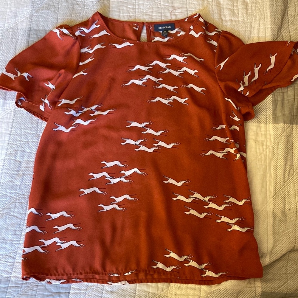 Modcloth Makes My Heart Flutter Woven Top in Greyhounds, Size Medium.